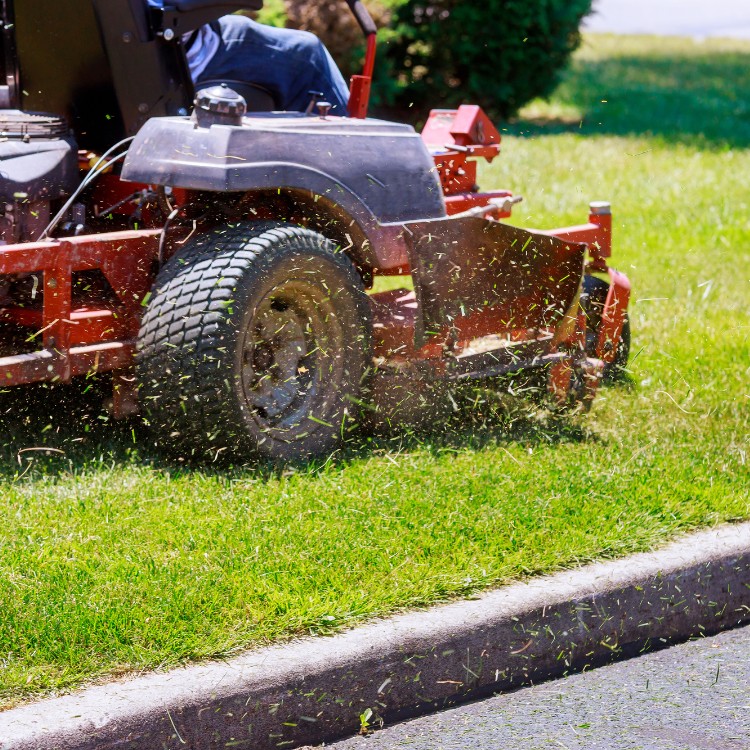 Lawn maintenance in Dubuque, IA